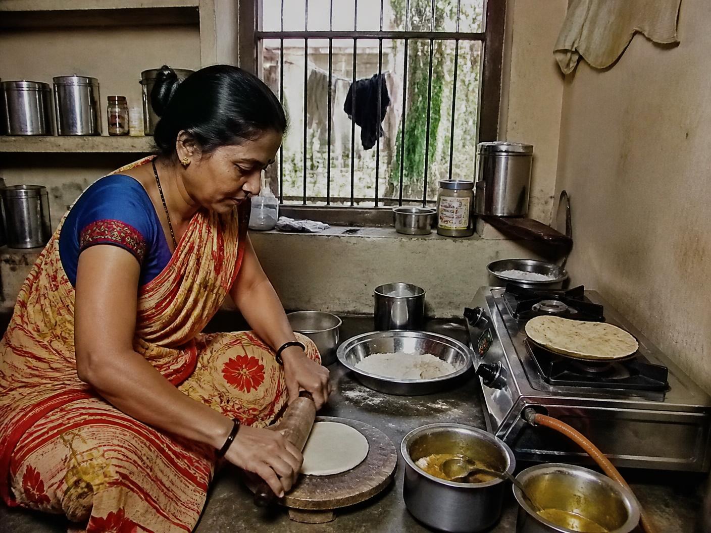 Fresh rotis being rolled by hand in the Shri Sawariya kitchen